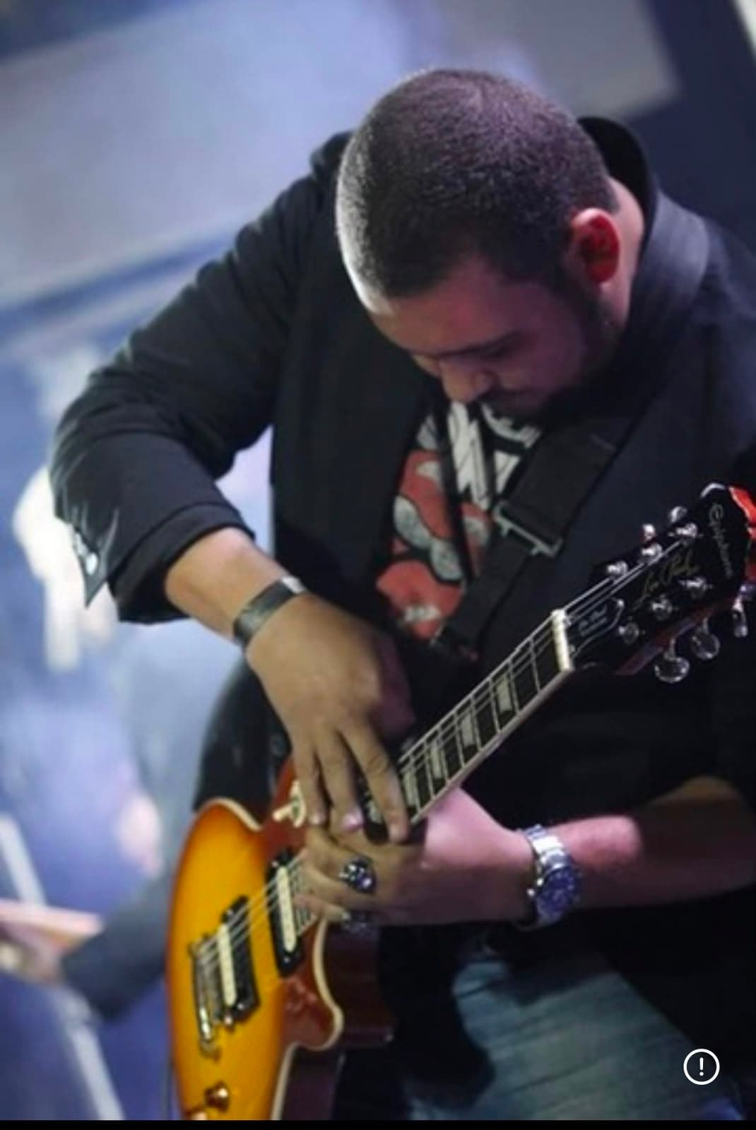 Raphael Lanfredi tocando guitarra no palco